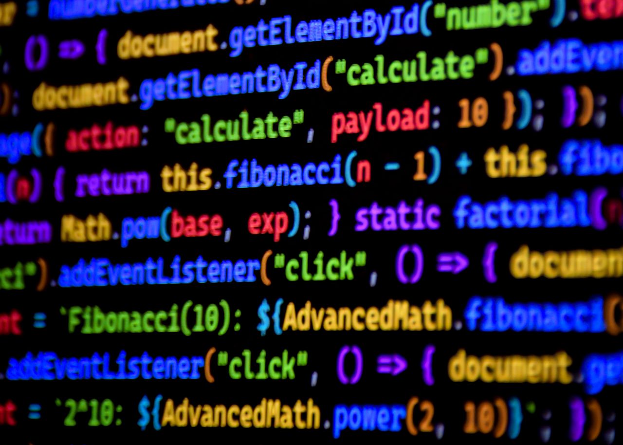 밝고 다채로운 JavaScript 코드가 컴퓨터 화면에 표시되어 프로그래밍을 보여줍니다.